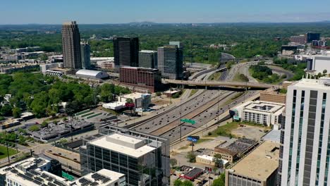 Drohnen-Zeitraffer,-Der-Am-Google-Tower-Vorbeifährt,-Um-Den-Verkehr-In-Der-Innenstadt-Von-Atlanta-Zu-Zeigen