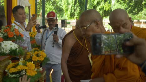 Versammlung-Der-Buddhistischen-Mönche-Anlässlich-Des-88.-Geburtstages-Des-Heiligen-Dalai-Lama-Im-Heiligen-Mahabodhi-Tempelkomplex,-Indische-Medienjournalisten-Berichten-über-Die-Buddhistische-Versammlung