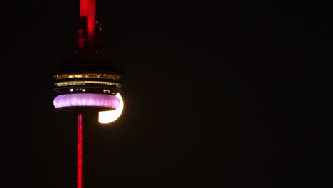 La-Luna-Nueva-Emerge-Detrás-De-La-Torre-Cn-De-Toronto