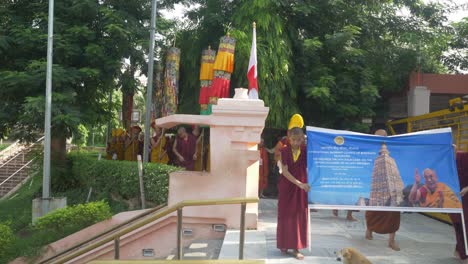 Procesión-De-Monjes-Budistas-Con-Motivo-Del-88.º-Cumpleaños-Del-Santo-Dalai-Lama-En-El-Templo-De-Mahabodhi,-Sitio-Declarado-Patrimonio-De-La-Humanidad