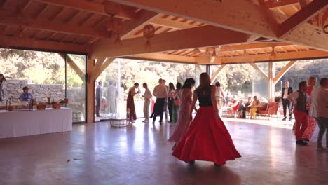 Fröhliche-Weibliche-Gäste-Tanzen-Auf-Der-Hochzeitsfeier