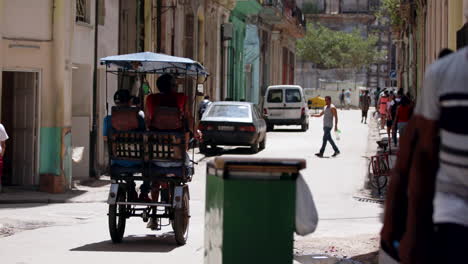 Rückansicht-Eines-Dreirads,-Das-An-Einem-Sonnigen-Tag-Auf-Der-Straße-In-Kuba-Vorbeifährt