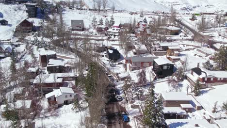 Luftaufnahme-Von-Häusern,-Die-Nach-Einem-Schneefall-In-Den-Farellones-Frisch-Mit-Schnee-Bedeckt-Sind