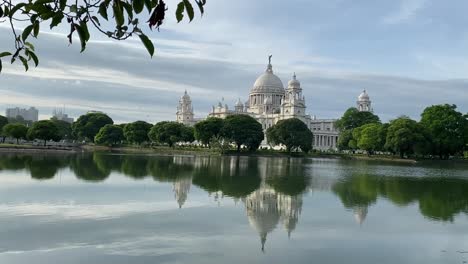 Aufnahme-Der-Wunderschönen-Spiegelung-Des-Victoria-Memorial-Auf-Dem-Wasser-Des-Sees-In-Kalkutta,-Westbengalen,-Indien-Bei-Tag