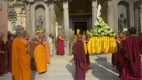 Prozession-Buddhistischer-Mönche-Anlässlich-Des-88.-Geburtstages-Des-Heiligen-Dalai-Lama-Im-Mahabodhi-Tempel,-Weltkulturerbe