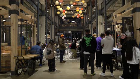 Inclinación-Panorámica-De-Un-Montón-De-Tiendas-En-El-Mercado-Urbano-De-Mut-Tobalaba-Con-Vistas-Al-Cielo-Decoradas-Con-Globos-Asiáticos-Hechos-De-Materiales-Reciclados-Y-Sostenibles