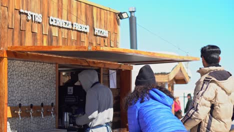 Camioneta-Panorámica-Desde-Un-Bar-De-Cervezas-Y-Pizzas-En-El-Pueblo-De-Farellones,-Lleno-De-Nieve-Chile