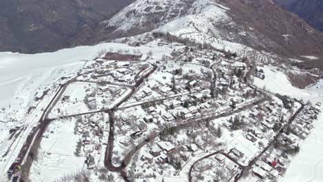 Umlaufbahn-In-Großer-Höhe-Zur-Gründung-Des-Bergdorfes-Farellones-Voller-Schnee,-ökosystemfreundlicher-Straßen-Und-Häuser,-Chile