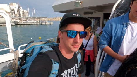 Los-Turistas-Desembarcan-De-Un-Viaje-En-Barco-Con-Vista-De-Retrato-Selfie-En-La-Valeta,-Malta.
