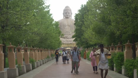 Touristen-An-Der-Großen-Buddha-Statue,-Die-Vom-14.-Dalai-Lama-Erbaut-Wurde