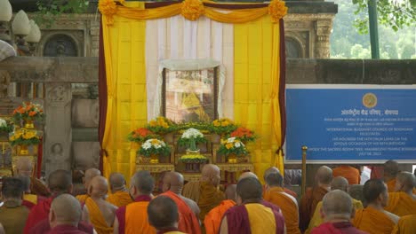 Asamblea-De-Monjes-Budistas-Con-Motivo-Del-88º-Cumpleaños-Del-Santo-Dalai-Lama-En-El-Templo-Sagrado-De-Mahabodhi,-Sitio-Del-Patrimonio-Mundial