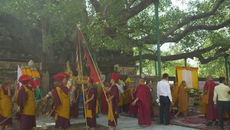 Monjes-Budistas-Con-Motivo-Del-88º-Cumpleaños-Del-Santo-Dalai-Lama-En-El-Templo-Sagrado-De-Mahabodhi,-Patrimonio-De-La-Humanidad,-Bajo-El-árbol-De-Mahabodhi.