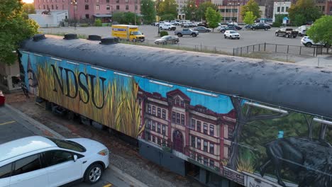 Mural-De-La-Universidad-Estatal-De-Dakota-Del-Norte-En-Un-Vagón-De-Tren-En-El-Centro-De-Fargo,-Dakota-Del-Norte