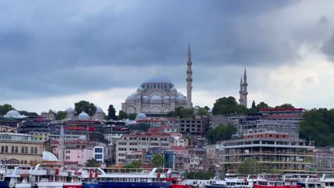 Experimente-La-Majestuosidad-De-La-Mezquita-Azul-De-Estambul-Como-Nunca-Antes,-Mientras-Nos-Embarcamos-En-Una-Aventura-Cinematográfica-En-Primera-Persona-Durante-Las-Encantadoras-Horas-Del-Atardecer.