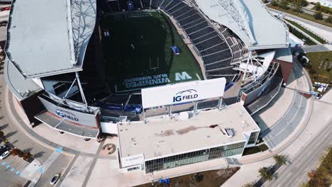 Paralaje-Ascendente-Disparo-De-Drone-Del-Grupo-De-Inversores-Ig-Universidad-De-Campo-De-Manitoba-Winnipeg-Bombarderos-Azules-Estadio-De-Conciertos-De-Fútbol-Y-Fútbol-Arena-En-Canadá