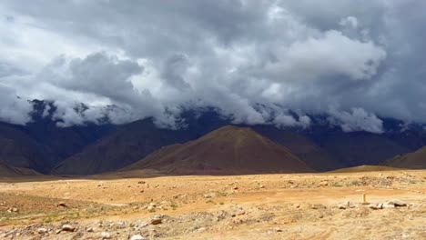 Nubes-En-Movimiento:-Timelapse-Muestra-Cielos-En-Rápido-Movimiento-Sobre-Majestuosas-Cadenas-Montañosas