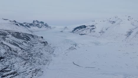Vista-Aérea-Del-Paisaje-Sobre-El-Glaciar-Skaftafellsjokull-En-Islandia,-Cubierto-De-Nieve,-Al-Atardecer