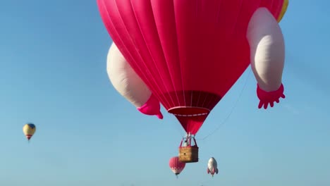 Heißluftballons-Fliegen-Vor-Der-Strahlenden-Tageskulisse-Der-Türkei