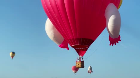 Los-Globos-Aerostáticos-Vuelan-Contra-El-Brillante-Telón-De-Fondo-Diurno-De-Turquía.