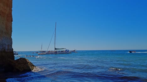 Barco-De-Excursión-Y-Otros-Barcos-Con-Turistas-Disfrutando-De-Un-Día-En-El-Océano.
