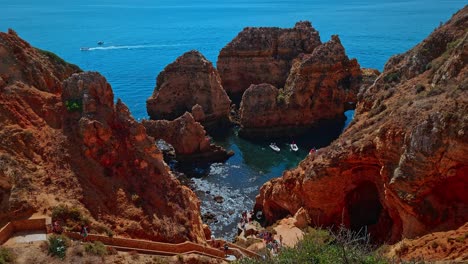 Los-Acantilados-Del-Promontorio-De-Ponta-Da-Piedade-Son-Una-De-Las-Mejores-Características-Naturales-Del-Algarve.