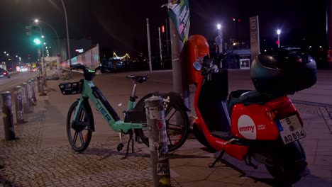 Einspielaufnahme-Von-Elektrofahrrad-Und-Roller,-Berlin,-Kreisschwenk,-Nacht