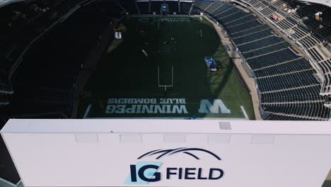 Sommer-Drohnenaufnahme-Des-Rasens-An-Der-Ig-Field-University-Of-Manitoba-Winnipeg-Blue-Bombers-Fußballkonzertstadion-Plakatschild-In-Kanada