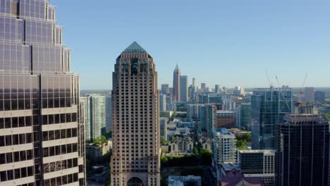 Drohnenaufnahme-Der-Innenstadt-Von-Atlanta,-Georgia,-Die-Langsam-Hinter-Einem-Wolkenkratzer-Fliegt