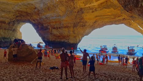 Personas-Capturan-El-Interior-De-La-Increíble-Cueva-Marina-En-La-Playa-De-Benagil-Con-Sus-Teléfonos