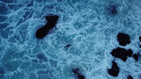Blue-Lagoon-in-Nusa-Ceningan-with-Overhead-Shot-of-Waves-Crashing-Over-Rocks