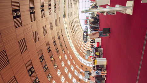 Charles-de-Gaulle-Airport-Terminal-2-departure-hall---vertical-time-lapse