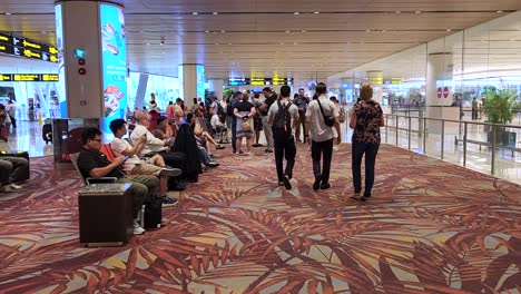 Menschen-Sitzen-Und-Gehen-In-Der-Ankunftshalle-Im-Terminal-1-Des-Flughafens-Singapur-Changi