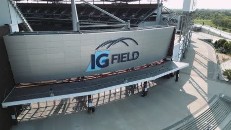 Primer-Plano-De-Un-Dron-De-La-Universidad-De-Campo-Del-Grupo-De-Inversores-Ig-De-Manitoba-Winnipeg-Bombarderos-Azules-Fútbol-Y-Concierto-De-Fútbol-Estadio-Cartelera-De-Arena-Cartel-En-Canadá