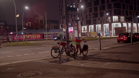 Einspielaufnahme-Eines-Elektrofahrrads-Und-Rollers-In-Berlin,-Deutschland,-Statisch,-Nacht