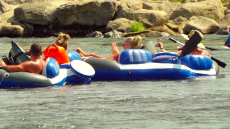 Gente-Flotando-En-Un-Río-En-Un-Caluroso-Día-De-Verano