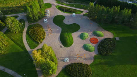 Moderno-Parque-Infantil-Europeo-Para-Niños-Ubicado-En-Un-Parque-Verde-En-Helsinki