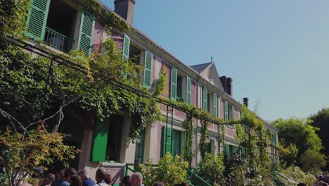 Una-Vista-Panorámica-De-La-Residencia-De-Claude-Monet-Con-Visitantes-En-Giverny,-Francia.
