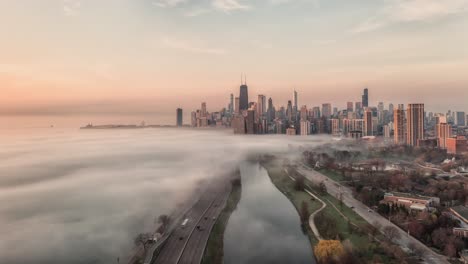 Luftaufnahme-Von-Chicago-Mit-Nebelbewegung