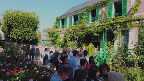 Personas-Que-Visitan-La-Casa-De-Claude-Monet-En-Giverny,-Francia.