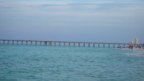 Angelsteg-Und-Blick-Auf-Die-Küste-Mit-Leerem-Strand-Am-Frühen-Morgen