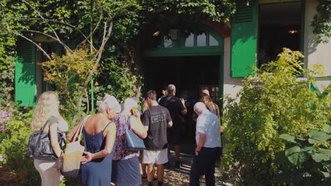 Aquí-Hay-Una-Vista-Increíble:-Gente-Recorriendo-La-Casa-De-Claude-Monet-En-El-Encantador-Giverny,-Francia.