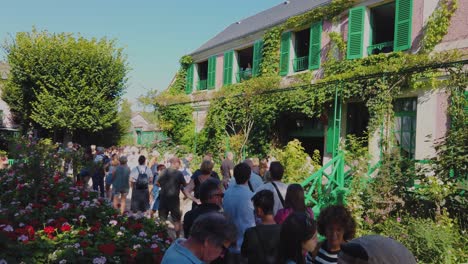 Menschen-Besuchen-Claude-Monets-Haus-In-Giverny,-Frankreich