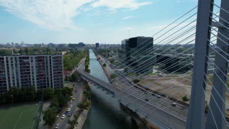 Vista-Aérea-Del-Puente-Ciurel-En-Bucarest,-Rumania-En-Un-Día-Soleado-Con-Un-Cielo-Azul