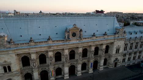 Puesta-De-Sol-Sobre-El-Palacio-De-Justicia-Y-El-Río-Dambovita-En-Bucarest,-Rumania,-Vista-Aérea