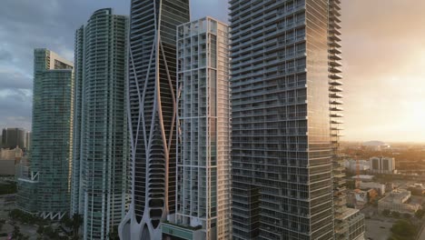 Un-Dron-Vuela-Sobre-El-Centro-De-Miami-Durante-Una-Puesta-De-Sol-épica-Que-Revela-El-Paisaje-Urbano-Y-La-Autopista-Del-Horizonte-De-Rascacielos