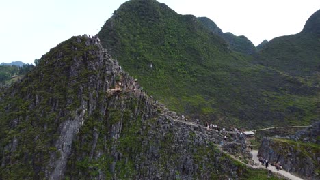 People-at-the-dangerous-yet-stunning-Skywalk-trail,-Pải-Lủng,-Mèo-Vạc,-Hà-Giang,-Vietnam