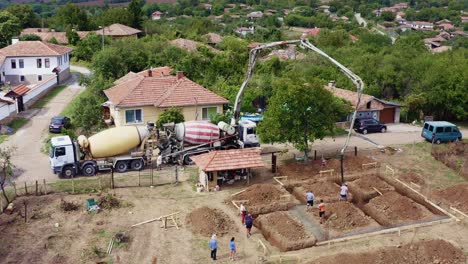 Betonmischer-Auslegerpumpe-Gießt-Fertigbeton-Für-Fundamente,-Drohnenansicht