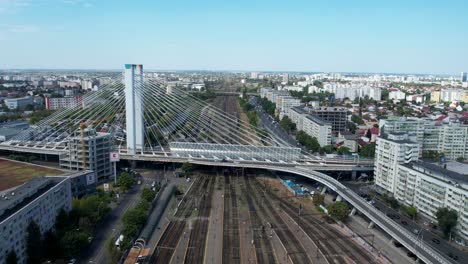 Vista-Aérea-Del-Puente-Basarab-En-Rumania,-Con-La-Estación-De-Tren-Norte-De-Bucarest-Debajo