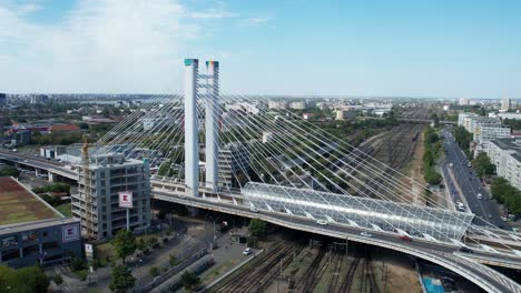 Luftaufnahme-Der-Basarab-Brücke-In-Rumänien,-Darunter-Der-Nordbahnhof-Von-Bukarest