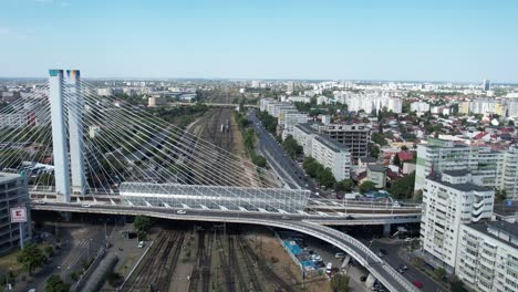 Vista-Aérea-Del-Puente-Basarab-En-Rumania,-Con-La-Estación-De-Tren-Norte-De-Bucarest-Debajo